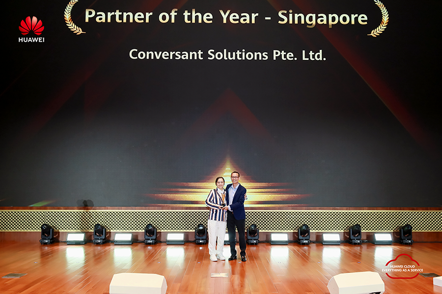 Conversant Solutions CEO Cheong Fun Hua (left), receiving award from Huawei Cloud Singapore's Managing Director, Rex Lei (right).